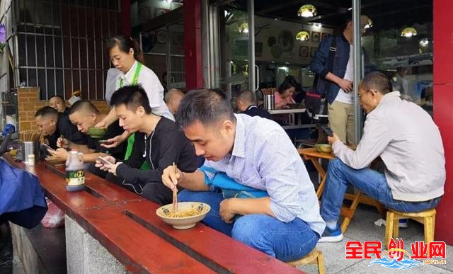 縣城冷門暴利生意餐飲店這樣做生意一年能賺200萬(wàn)